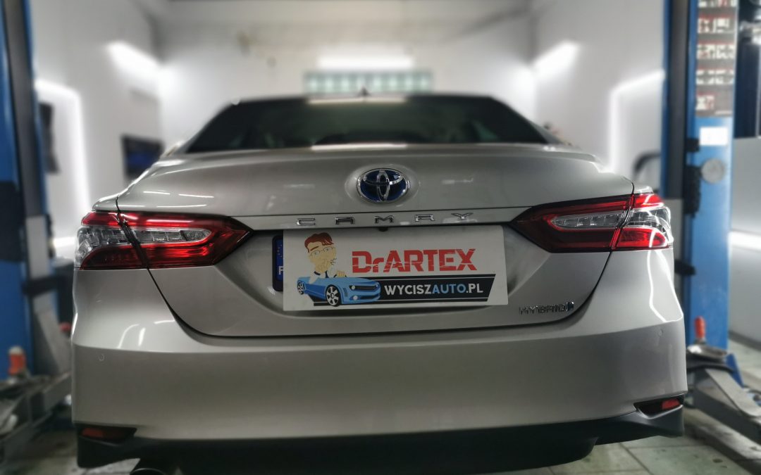 Toyota Camry 2021r. wyciszenie drzwi nadkoli uszczelek oraz montaż głośników CDT Audio CL-62 i CL-6EX
